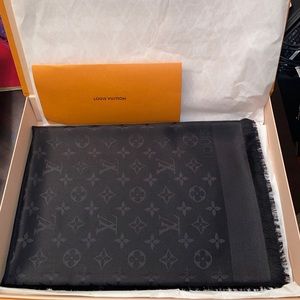 Brand new Louis Vuitton monogram shawl